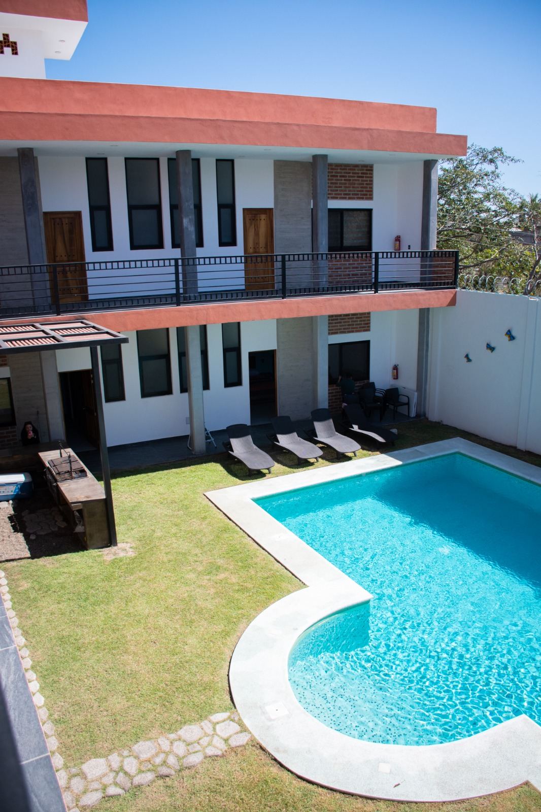 Casa de dos niveles con alberca y jardín