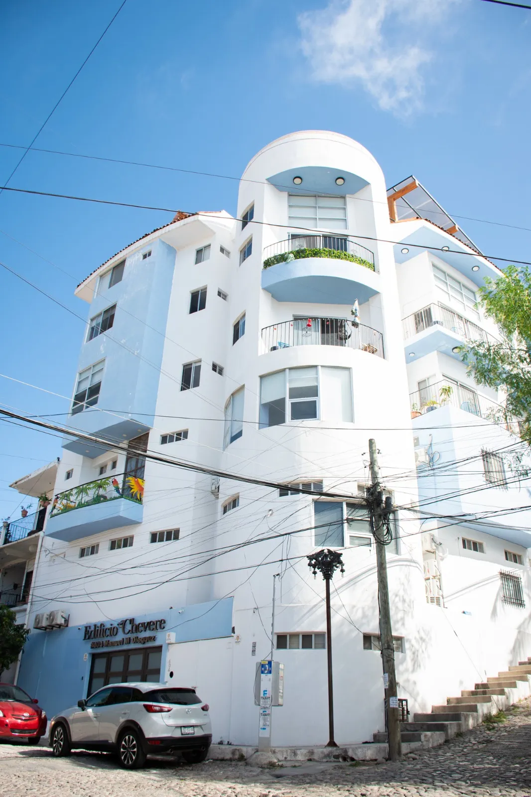 Edificio Chévere visto desde la calle empedrada