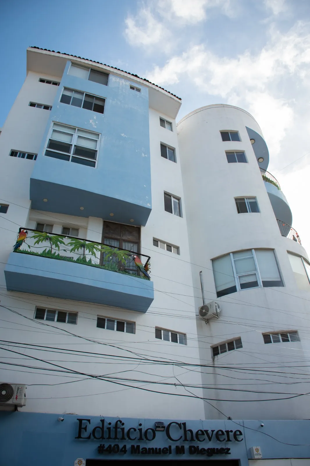 Fachada del Edificio Chévere con su letrero