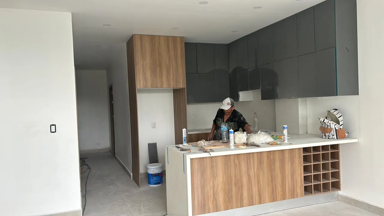 Instalación de la cocina durante la obra