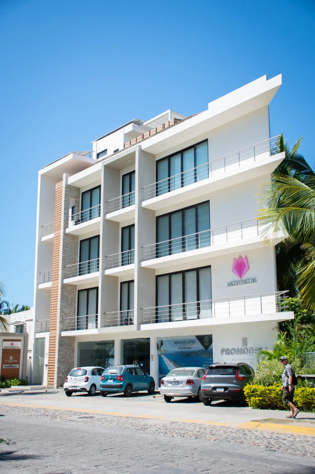 Edificio de cuatro niveles con locales comerciales en planta baja