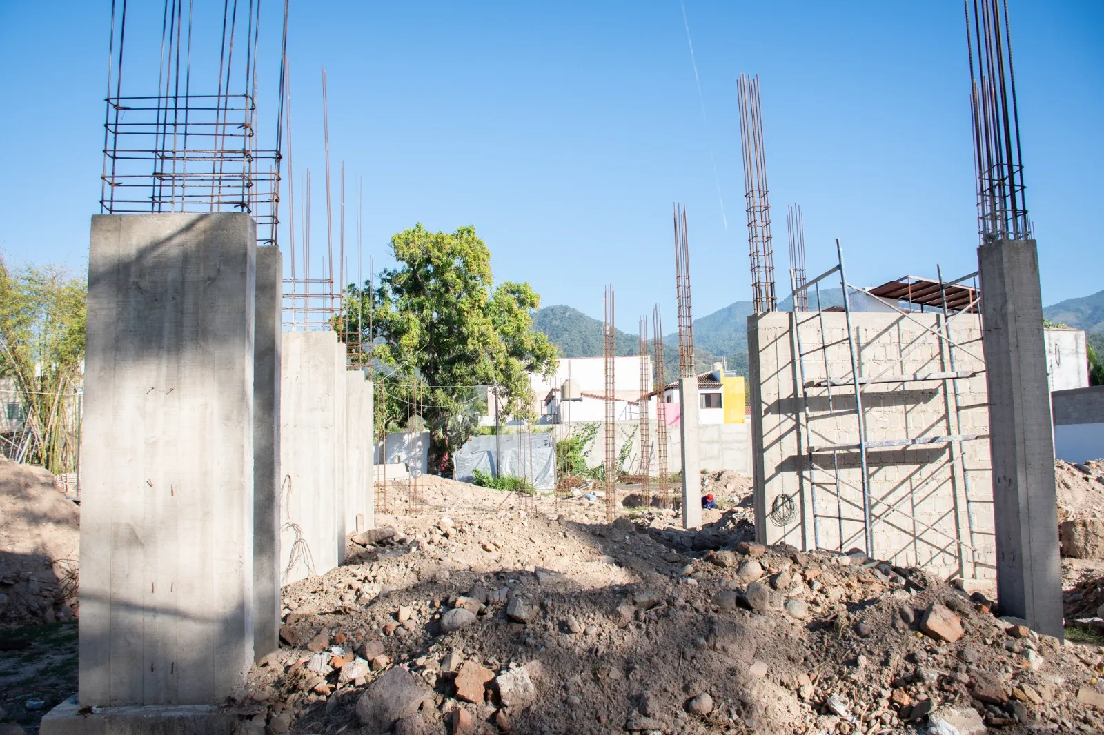 Columnas de concreto descimbradas con varilla de espera