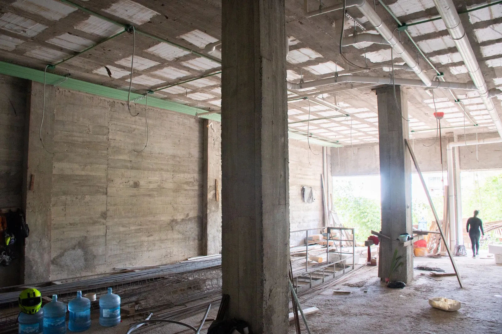 Interior en obra negra con columnas de concreto y losa reticular