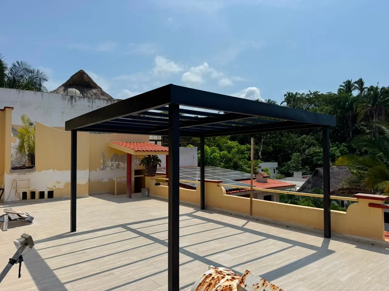 Pérgola de acero negro en terraza