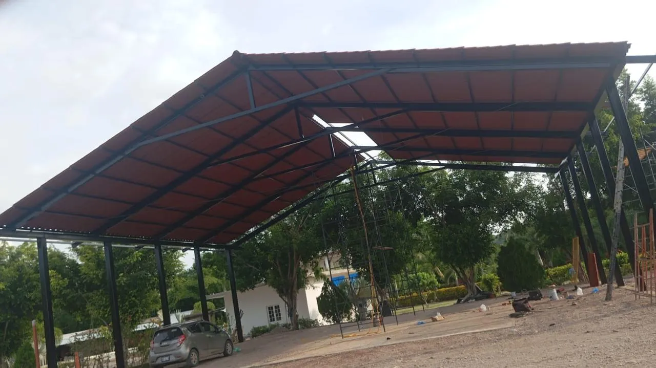 Tejabán de estructura metálica con lámina roja