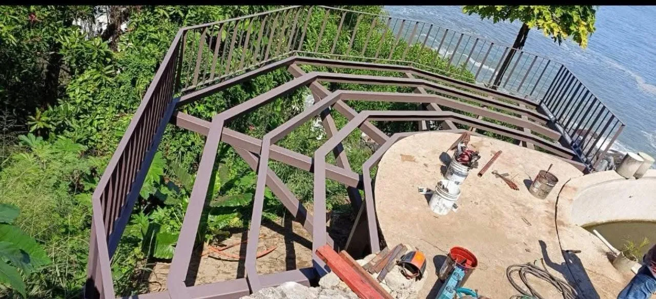 Armado de la estructura metálica de una terraza junto al mar