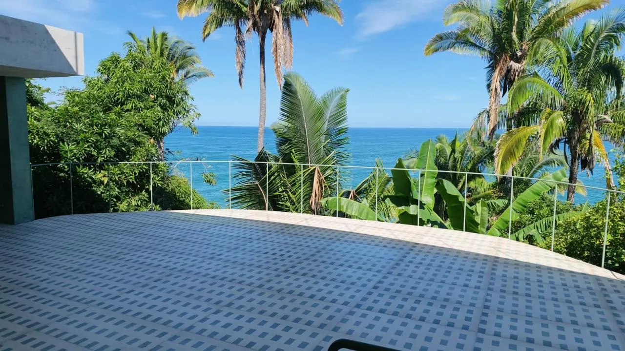 Terraza con barandal de cable frente al mar